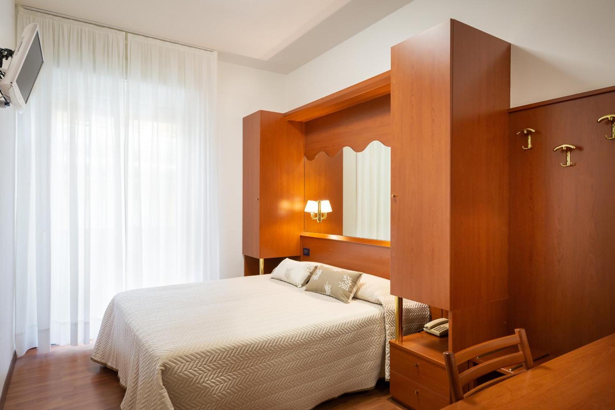 קאורלה Hotel Delfino מראה חיצוני תמונה